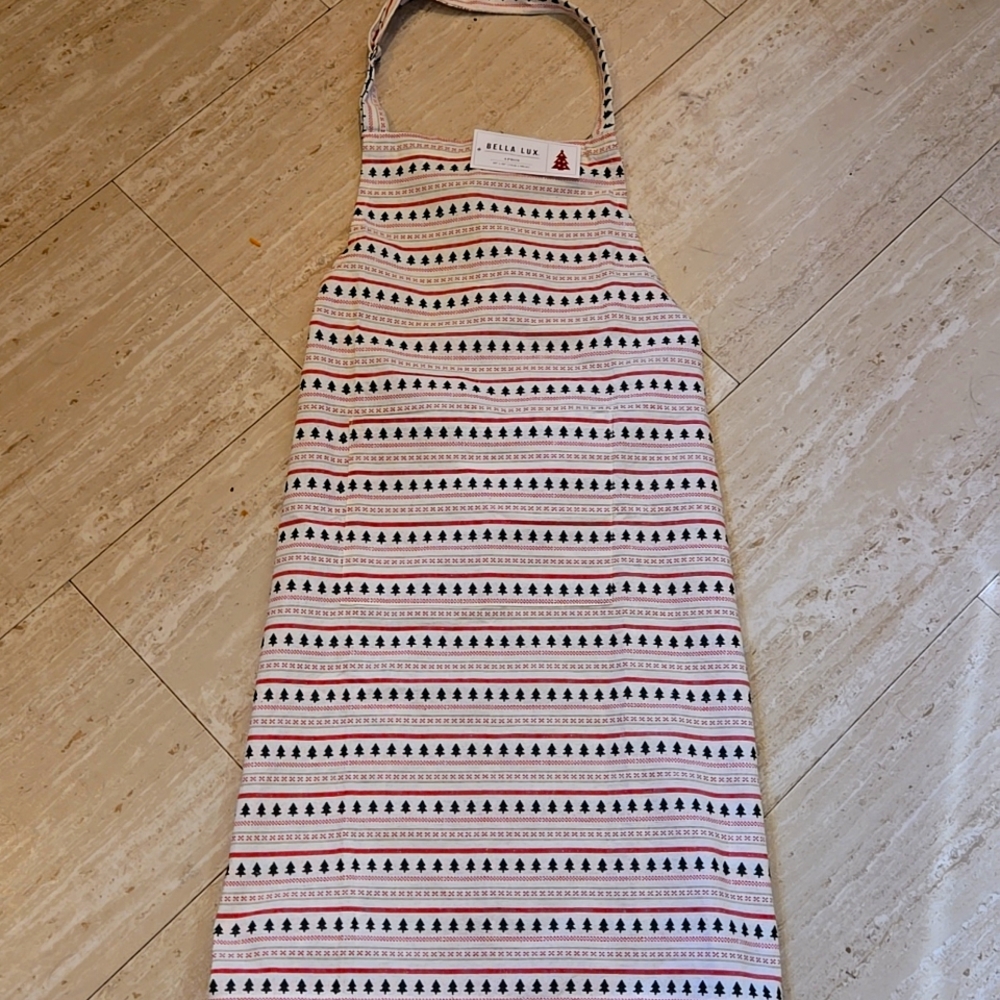 NWT Bella Lux Christmas Tree Front Pocket Apron